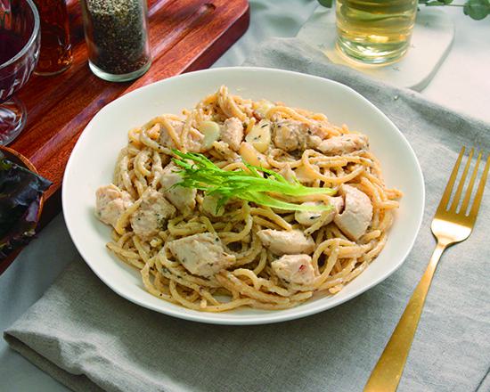 奶油白醬嫩雞義大利麵